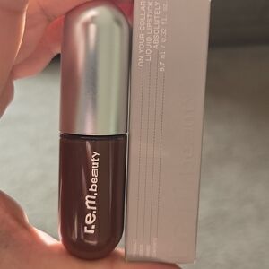 r.e.m. beauty Liquid Lipstick in the shade Absolutely